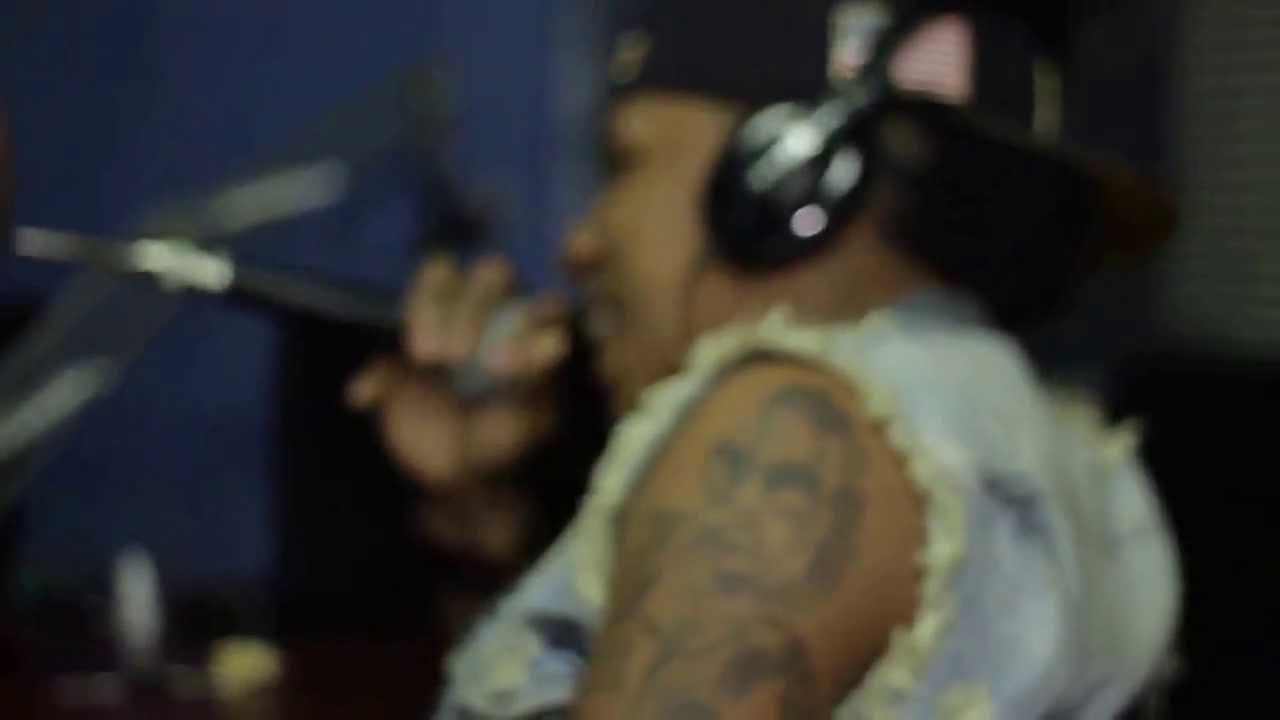 TOXIC CROW Y EL QUIMICO CANTANDO ASESINO A SUELDO EN VIVO EN ALOFOKE RADIO SHOW