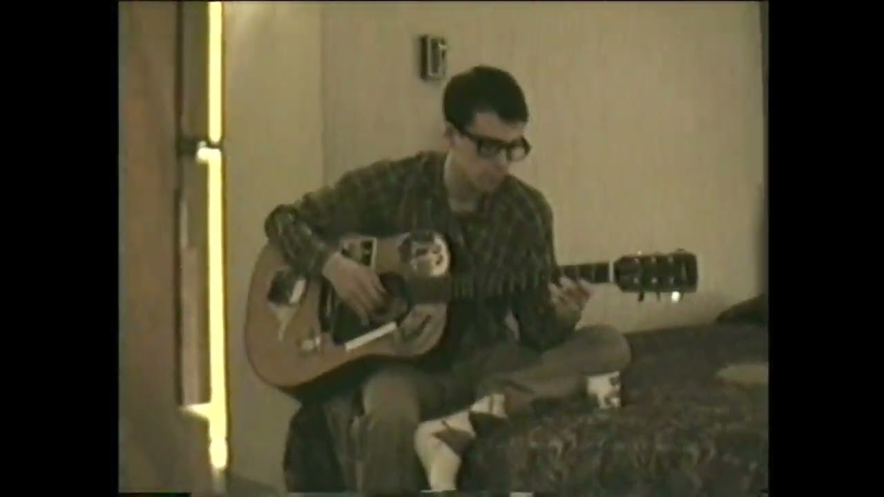 Риверс Куомо репетирует песню Superfriend (1995)