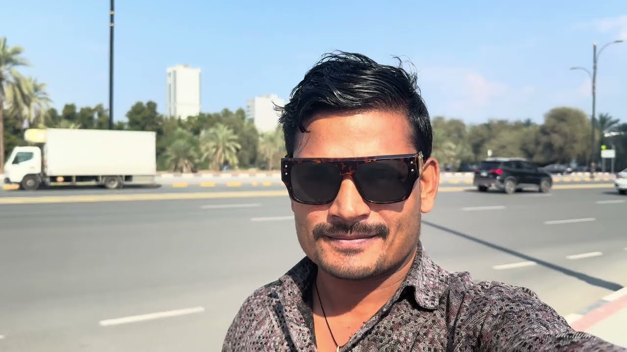 Dubai me Gumte huye#comedy#vlog #jumeratkaamal #youtube channel kaise banaye
