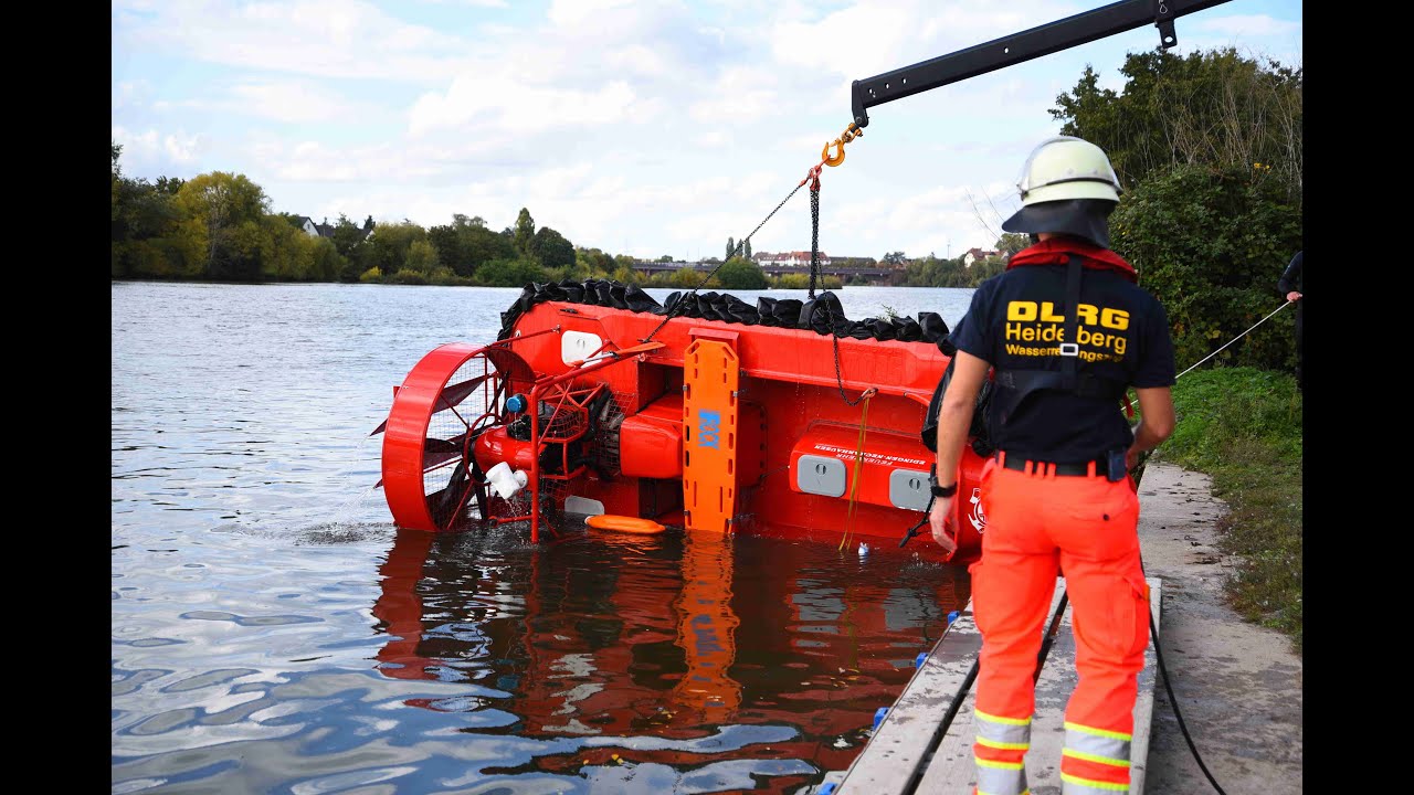 Hovercraft-Luftkissenboot der Feuerwehr überschlägt sich im Übungseinsatz auf dem Neckar