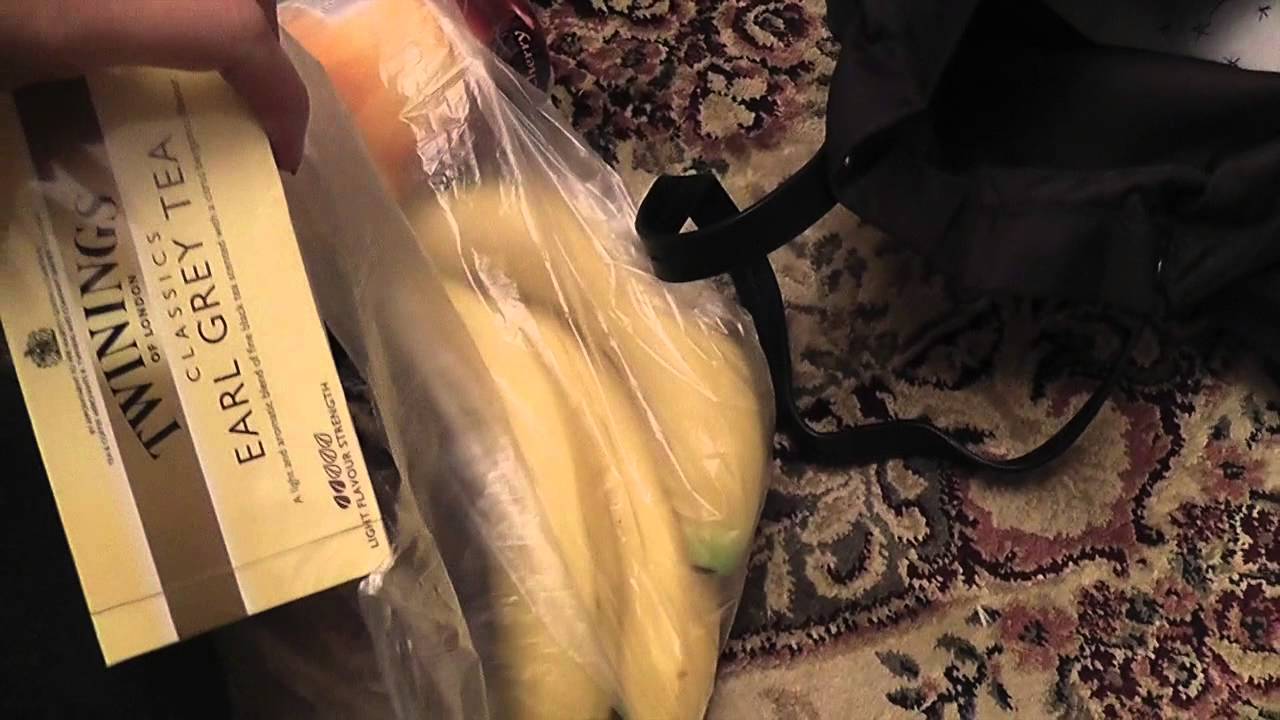 Vlogmas, No.12: My New Capes. OOTD. Wrapping Presents.