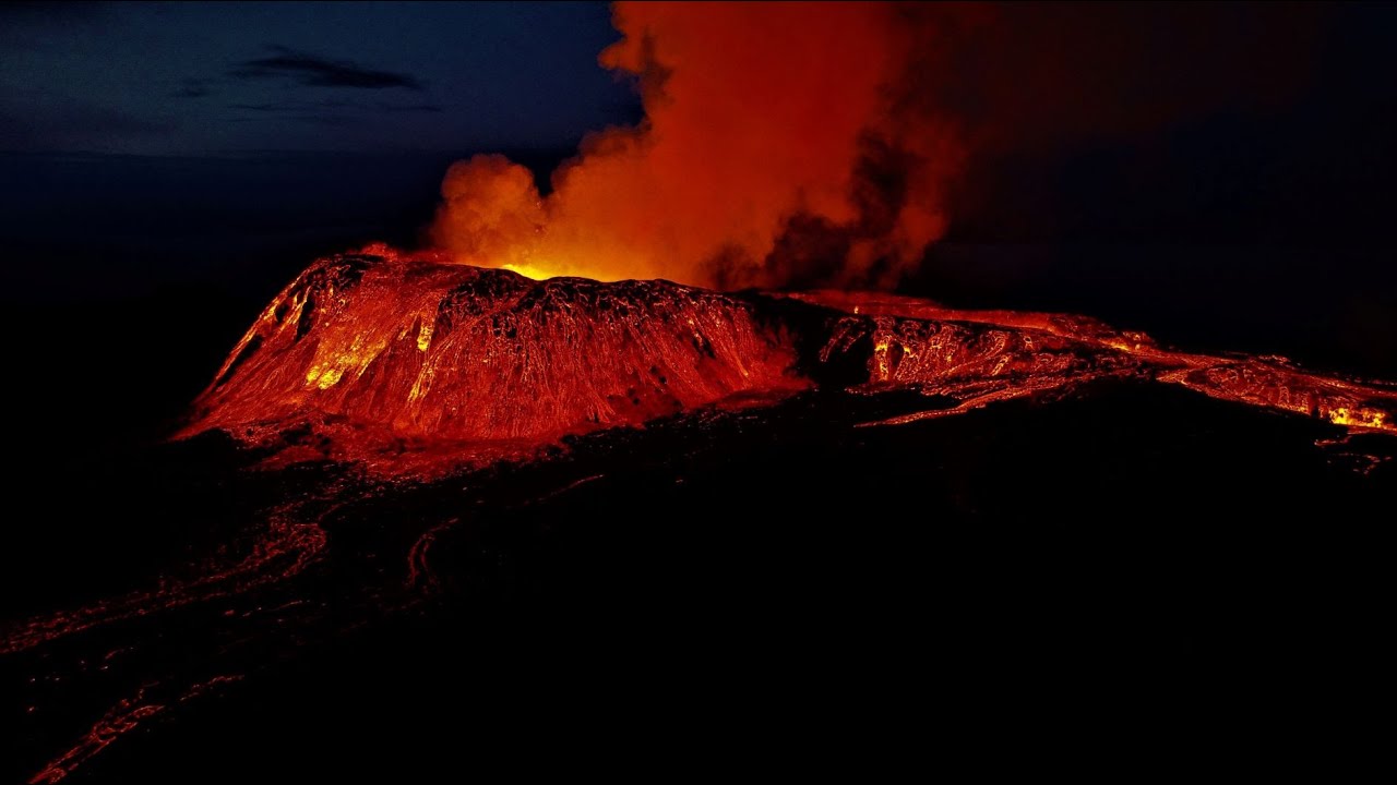 MASSIVE ERUPTION at ICELAND VOLCANO ENGULFS ENTIRE CRATER! HD video captures it all!