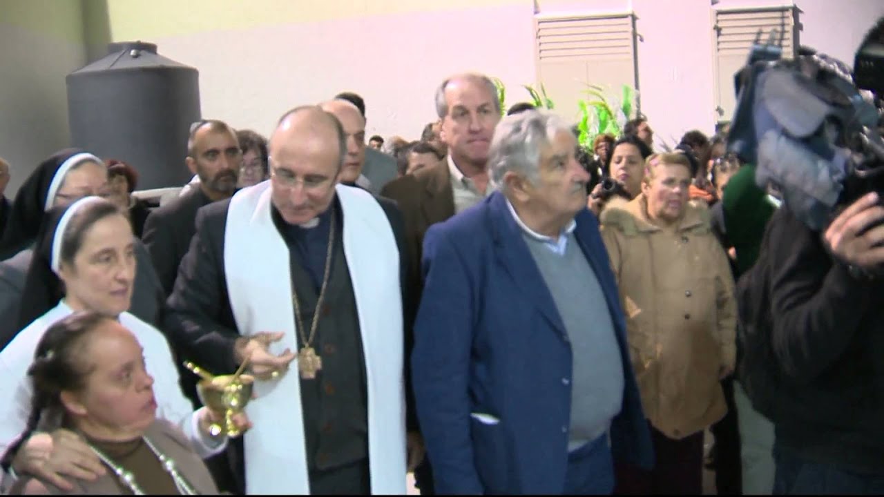 Mujica visitó el Cotolengo Femenino Don Orione.