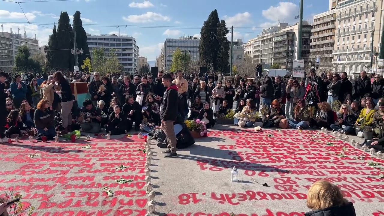 Τραγούδια, συγκίνηση και ρίψη  κροτίδων μπροστά από τον Άγνωστο Στρατιώτη