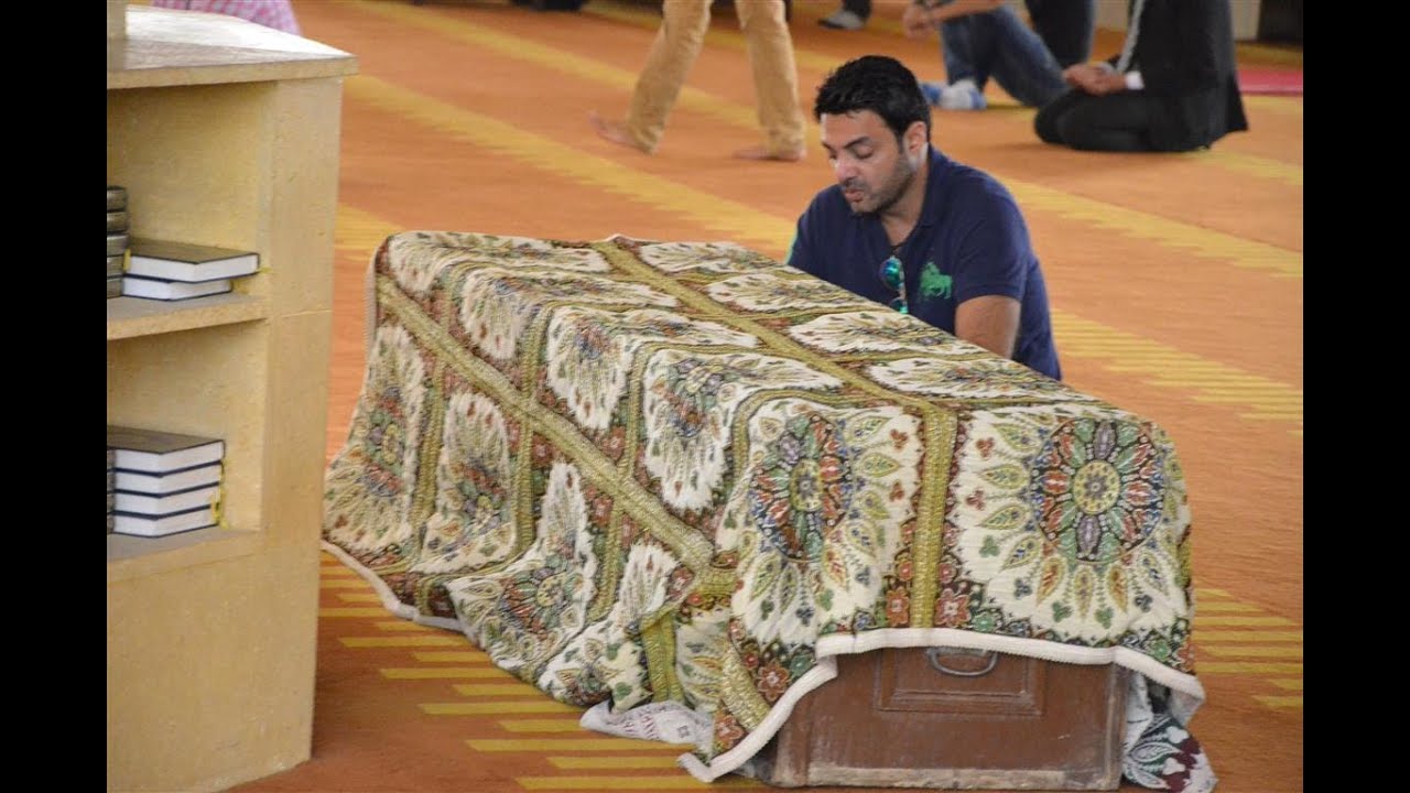 دموع وانهيار الفنانيين اثناء تشييع جثمان ميرنا المهندس من مسجد الشربتلي