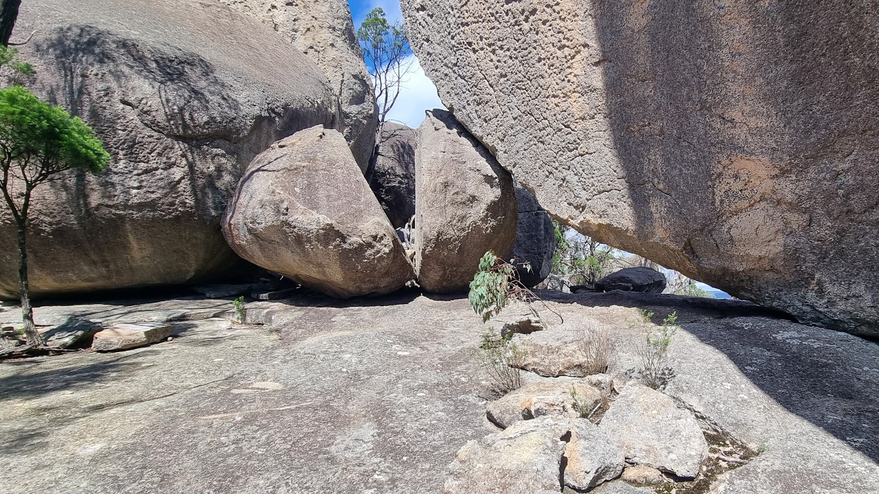 Hike to Turtle Rock, via Castle Rock & the Sphinx. Girraween National Park 2026.