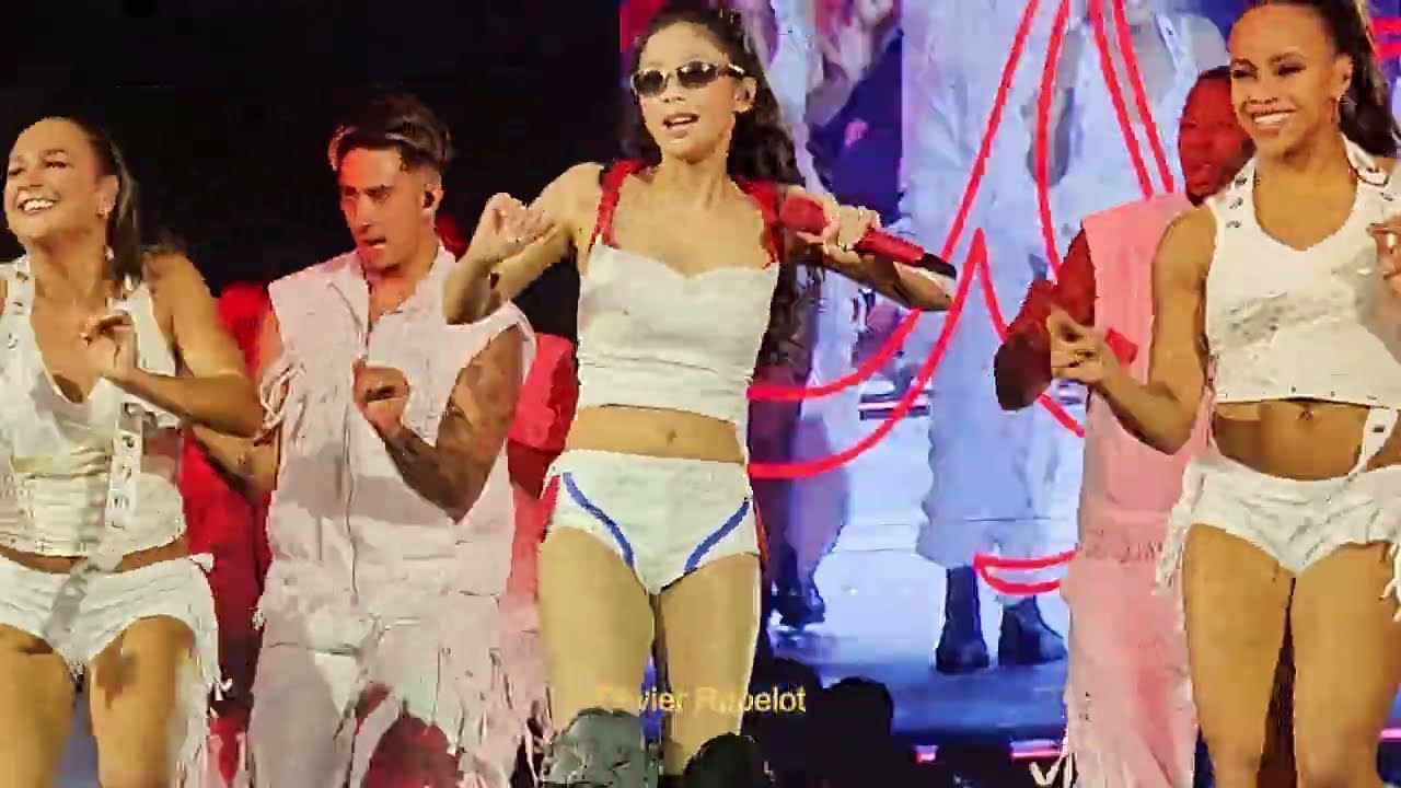 Blackpink @ Stade de France in Paris - Jennie solo -  Handlebars, with the IE, Like Jennie | Fancam