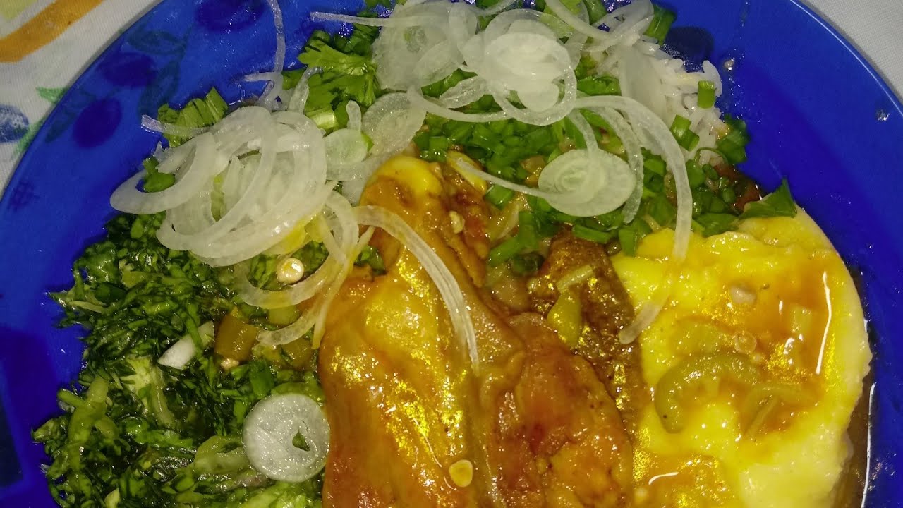Fazendo frango caipira no fogão à lenha