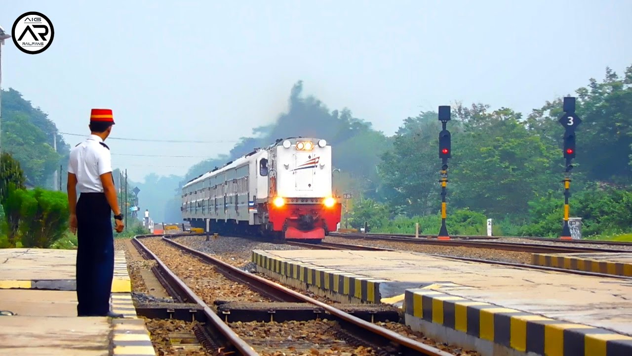 KA Tegal Ekspres Rasa KA Progo Melintas di Pagi Hari Stasiun Cikaum