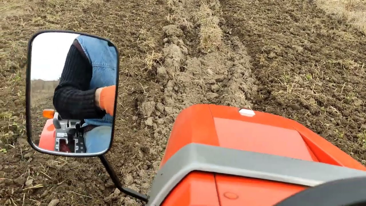 🚜 Фрезую поле 10 соток, трактором Kubota Aste A15, оране у лютому плюс засіяв гірчицею.  #BazOtto