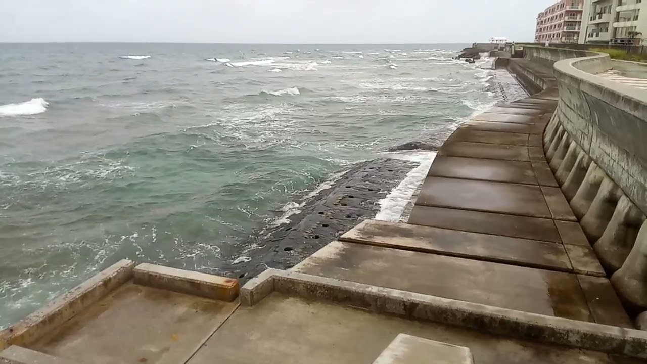 沖縄県_北谷町_宮城海岸_荒れている海には、入るな！とても危険！・・・MiyagiCoast・Chatan・Okinawa(20190619)