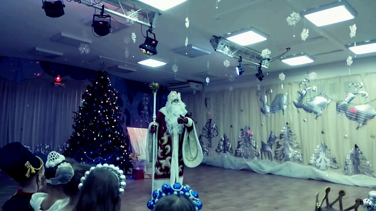 Дед Мороз  зажигает в детском саду)))