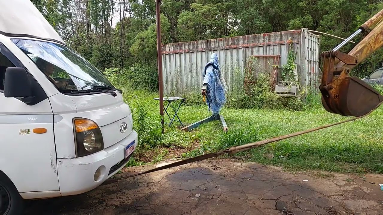 RESGATE DE UM CAMINHÃO HR COM A RETROESCAVADEIRA CASE 580H
