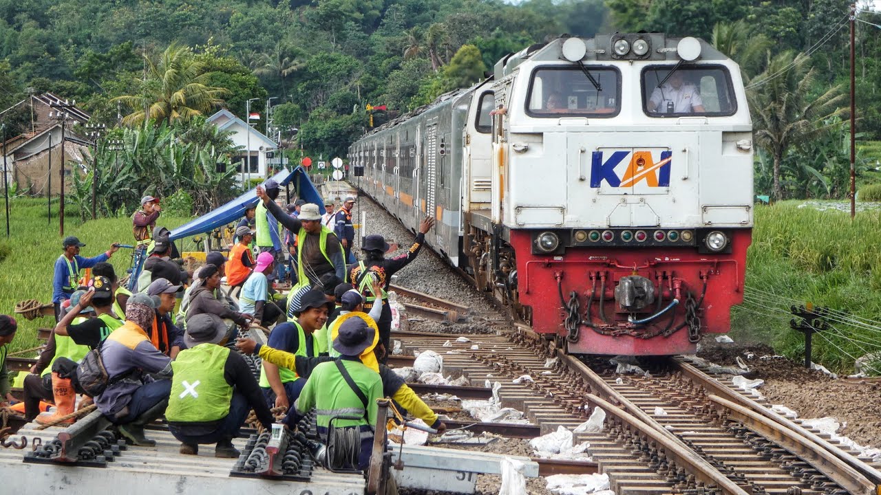 Serentak KEJAR TARGET Pemasangan Wesel Baru Langsung Dikebut Di Stasiun Karangsari.