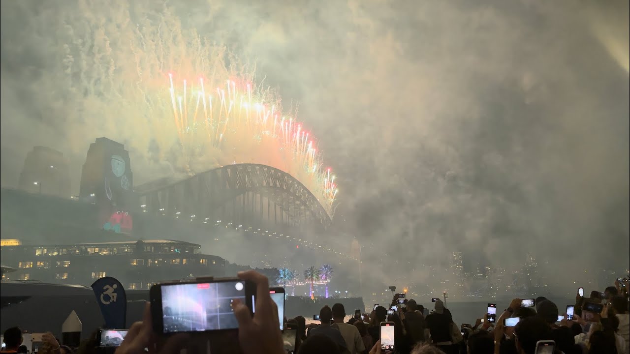 Sydney Fireworks NYE 2023 (Part 1/2)