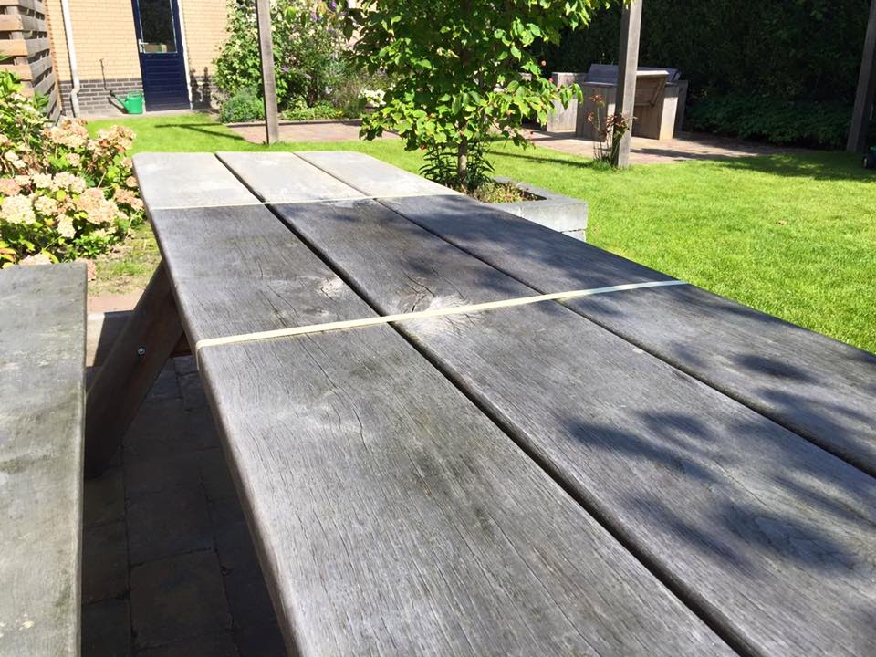 Eiken tuinmeubel schoonmaken? Groene aanslag verwijderen? Zie video!