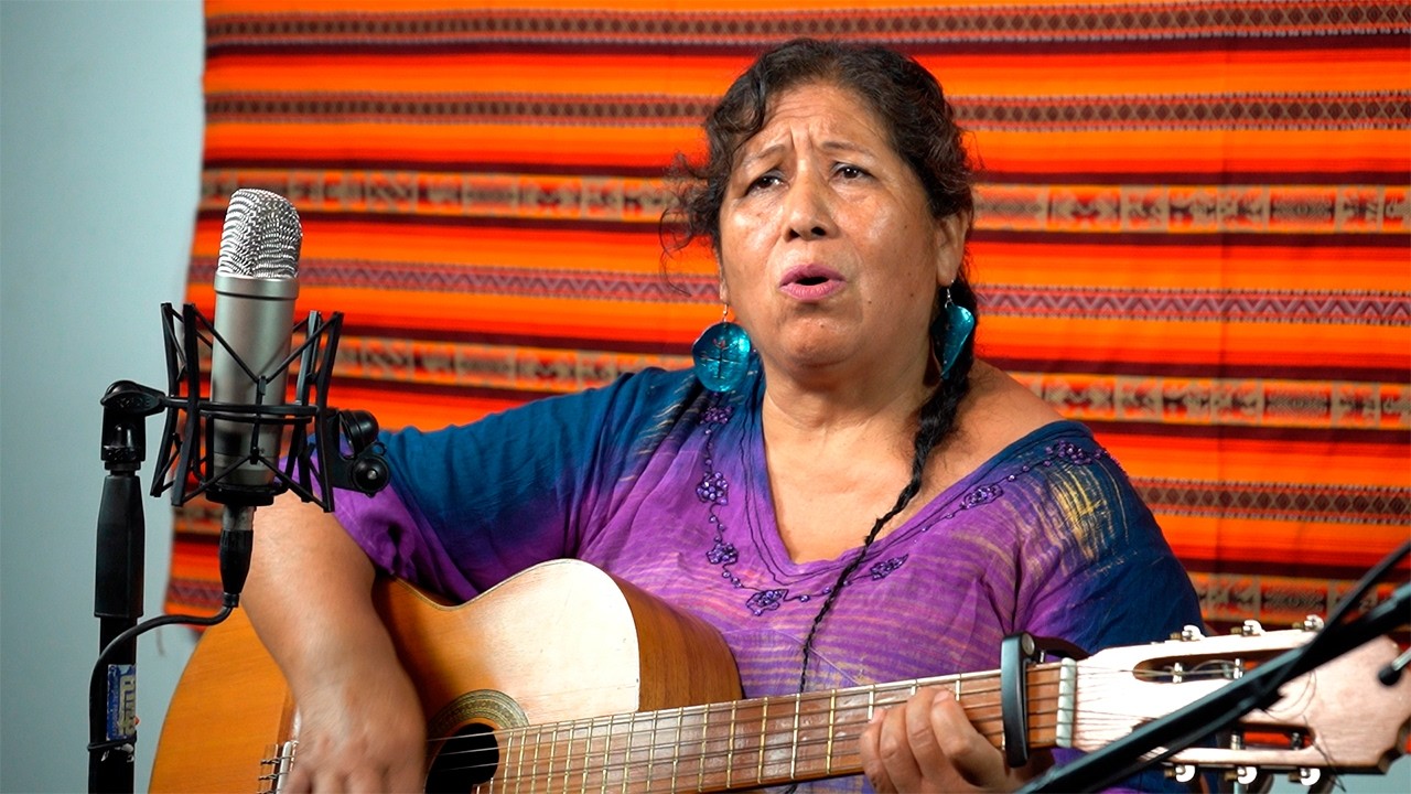 Canta Cigarra (María Oztis) reinterpretada por Jeanette Curihuinca