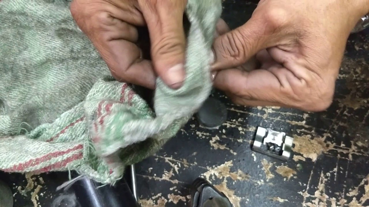 Afilado de cuchilla probando la con peluche