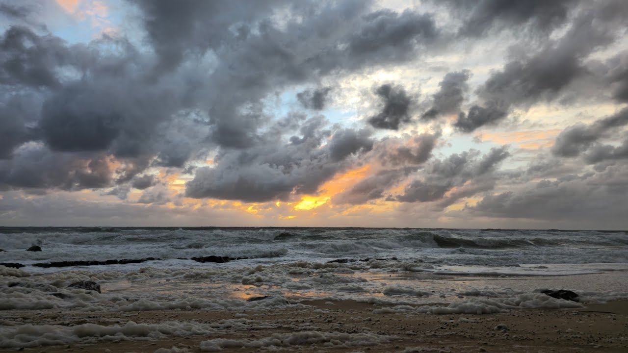 Aerated Morning at Point Arkwright, Australia | Sunrise 164 – Stacked Clouds | UHD, 4K