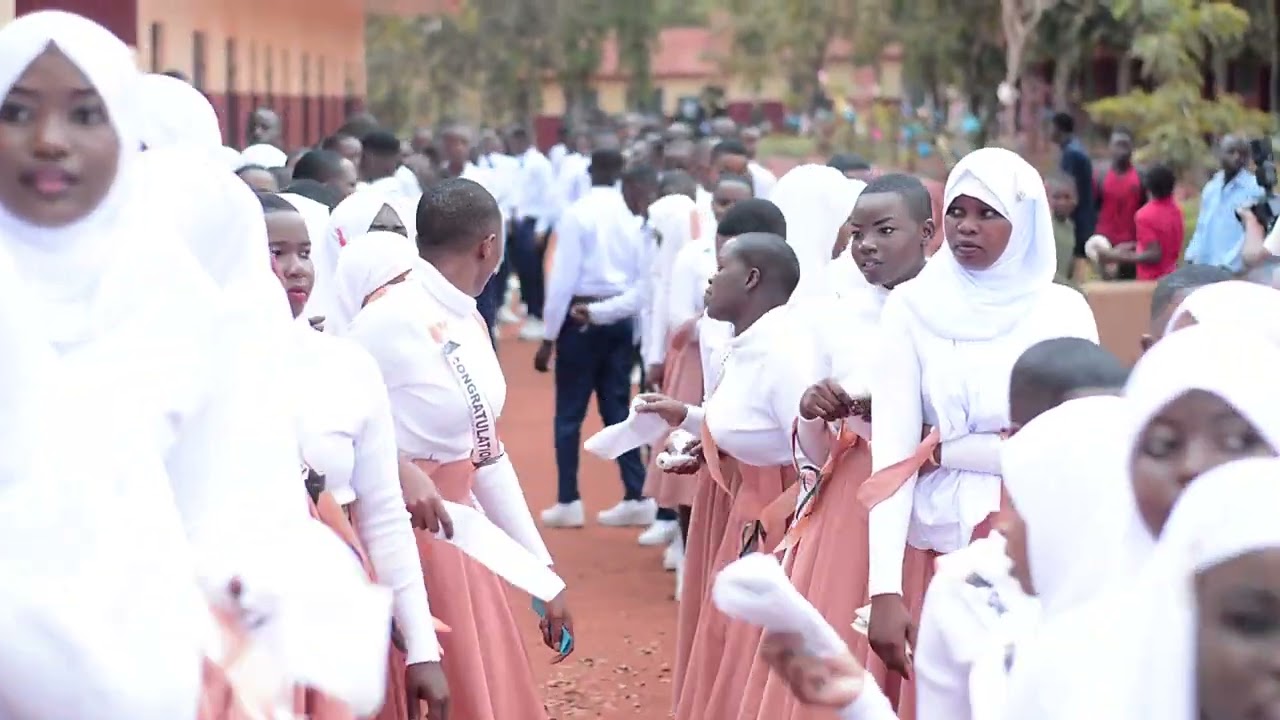 Tazama Vibe LA Wahitimu wakiingia haya matarumbeta utapenda mwenyewe