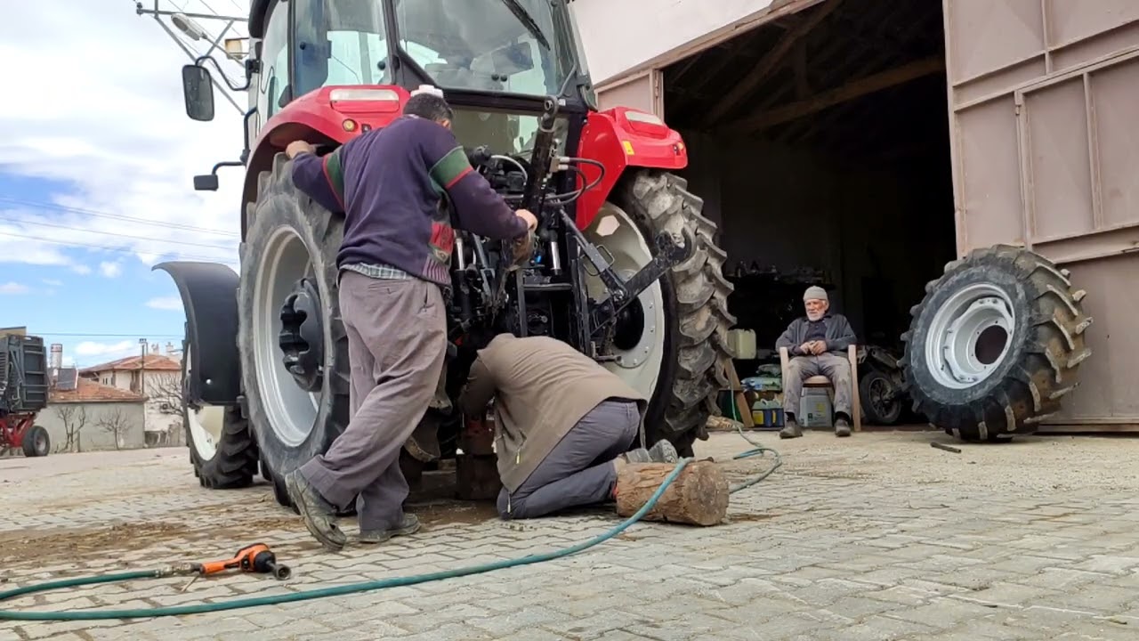 2 dakikada traktörün 4 lastiğini değiştirme videosu (case farmall 105c süne lastiği taktık)