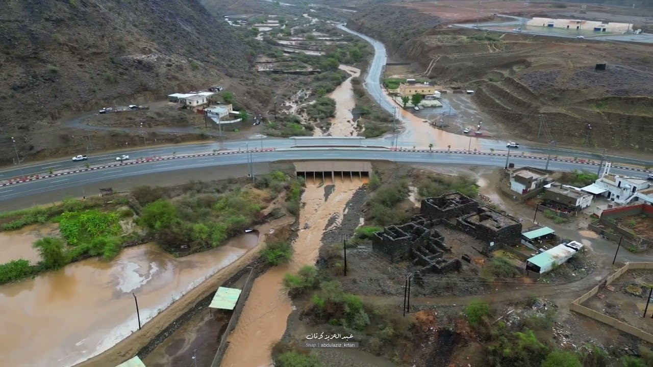 #سيول وادي راش وسيول محافظة #المخواة #الباحة #سياحة_السعودية #امطار مساء السبت ١٤٤٥/٤/١٣هـ
