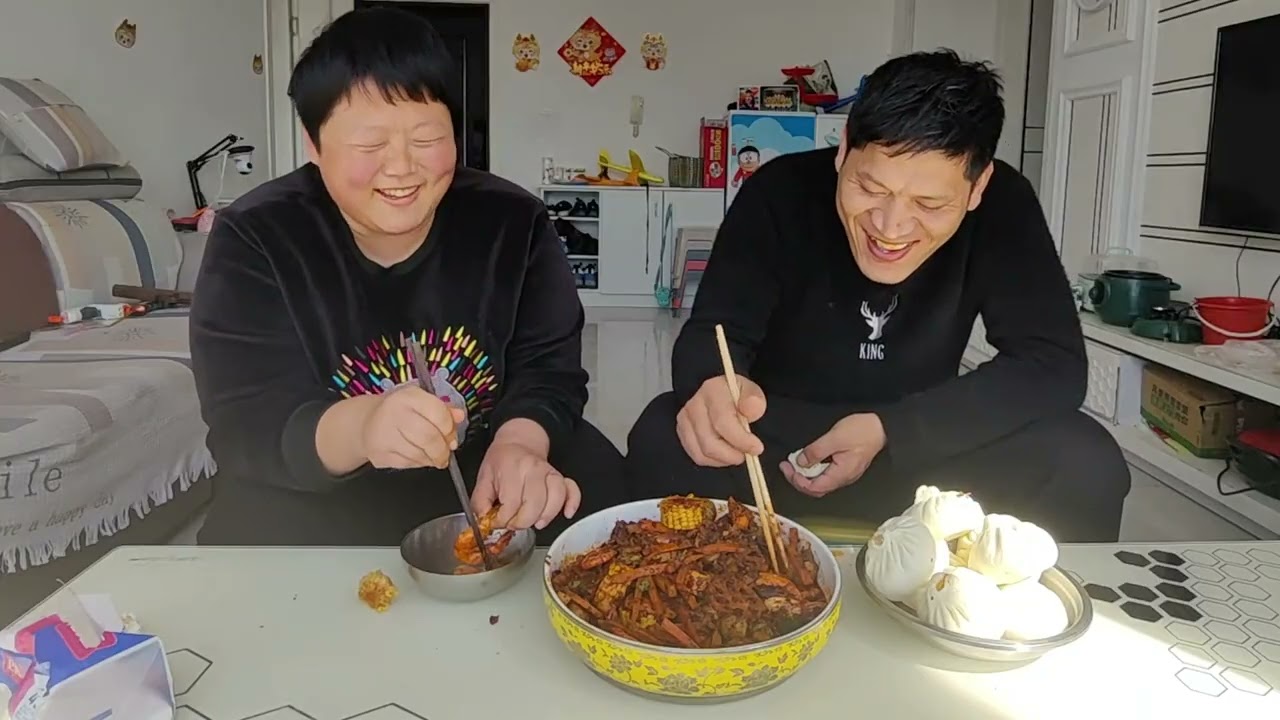麻辣香锅，又咸又辣，太过瘾了，吃包子也压不住这狂野的味道