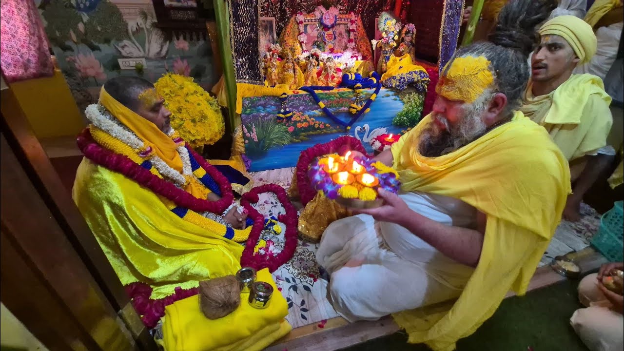 श्री सद्गुरुदेव भगवान के जन्म दिन पर पूजन करते हुए श्रीहित प्रेमानंदजी महाराज 06/11/2024