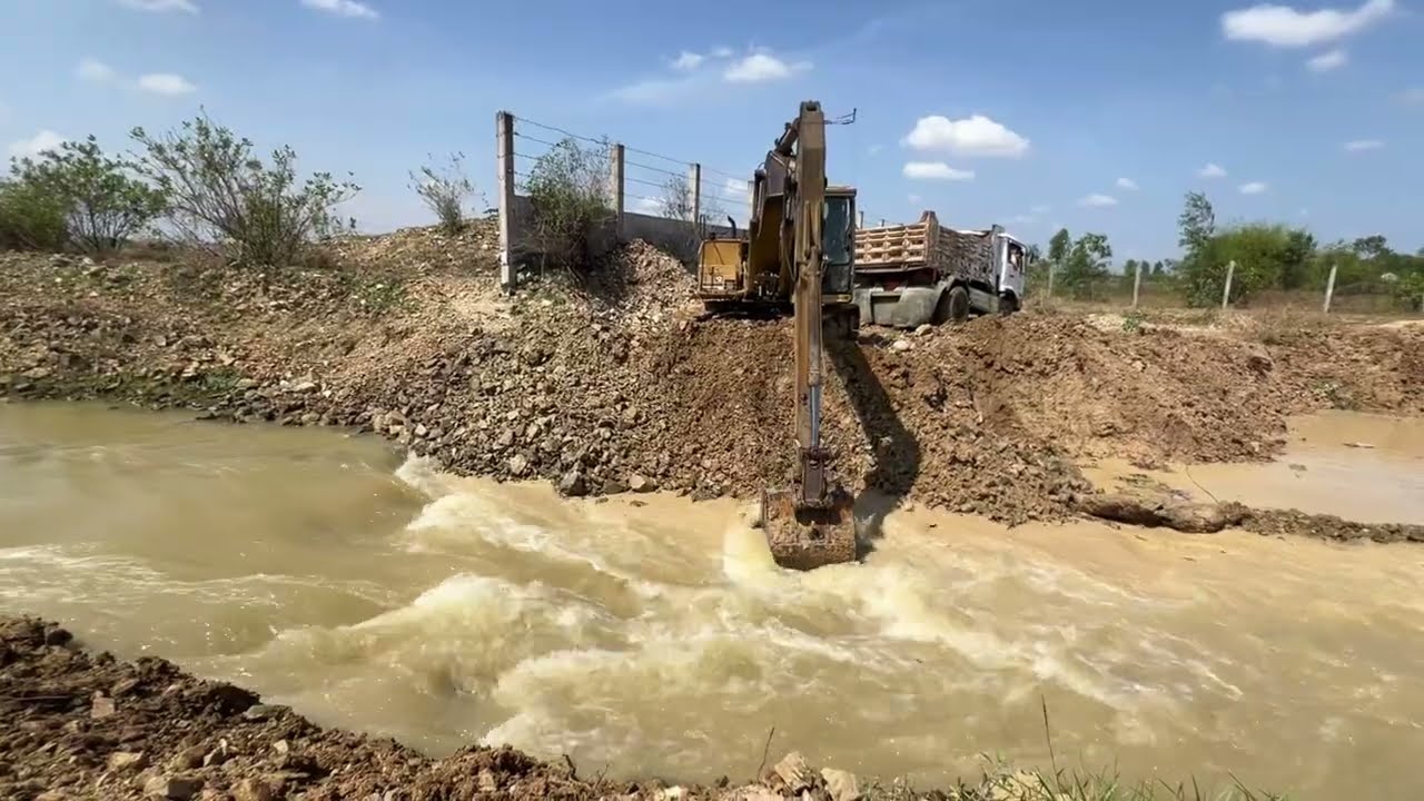 Massive Excavator Opens Blocked River – Huge Water Flow Released! 🌊🚜