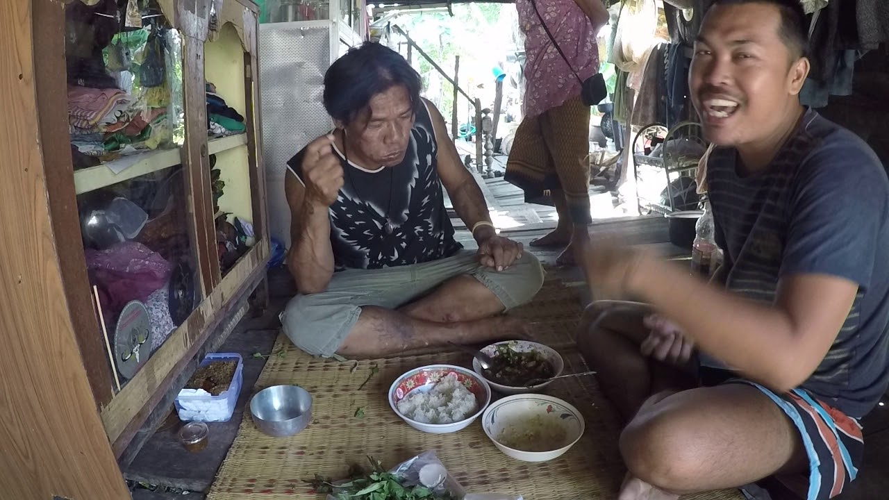 กินเกาเหลากับไข่ต้มที่บ้านพี่หลอนแบบพื้นบ้านอีสานออกเงินกันชื้อกินครับ