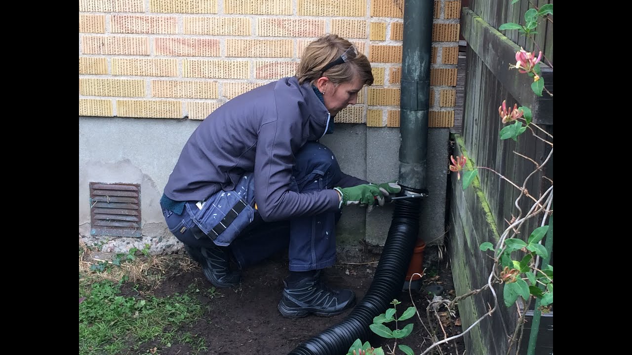Led ut regnvatten i tr&auml;dg&aring;rden med flexibelt r&ouml;r