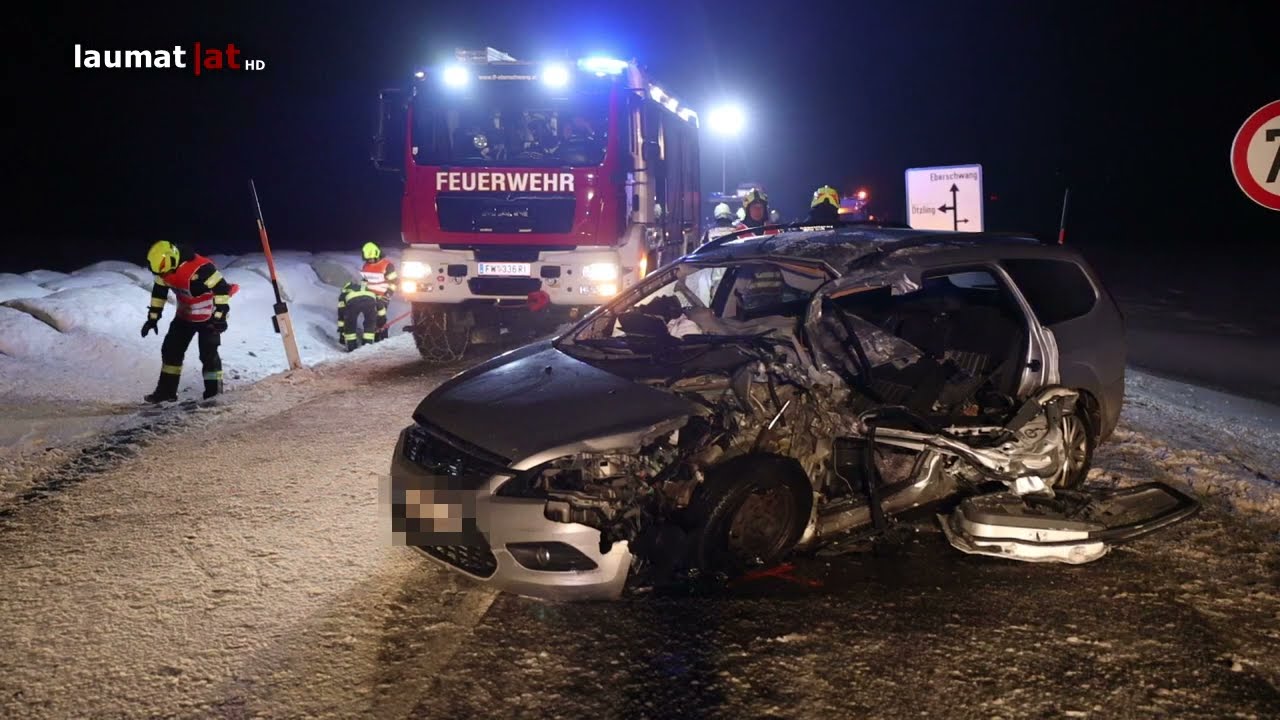 Schwerer Crash zwischen Schneepflug und PKW in Eberschwang fordert einen Schwerverletzten
