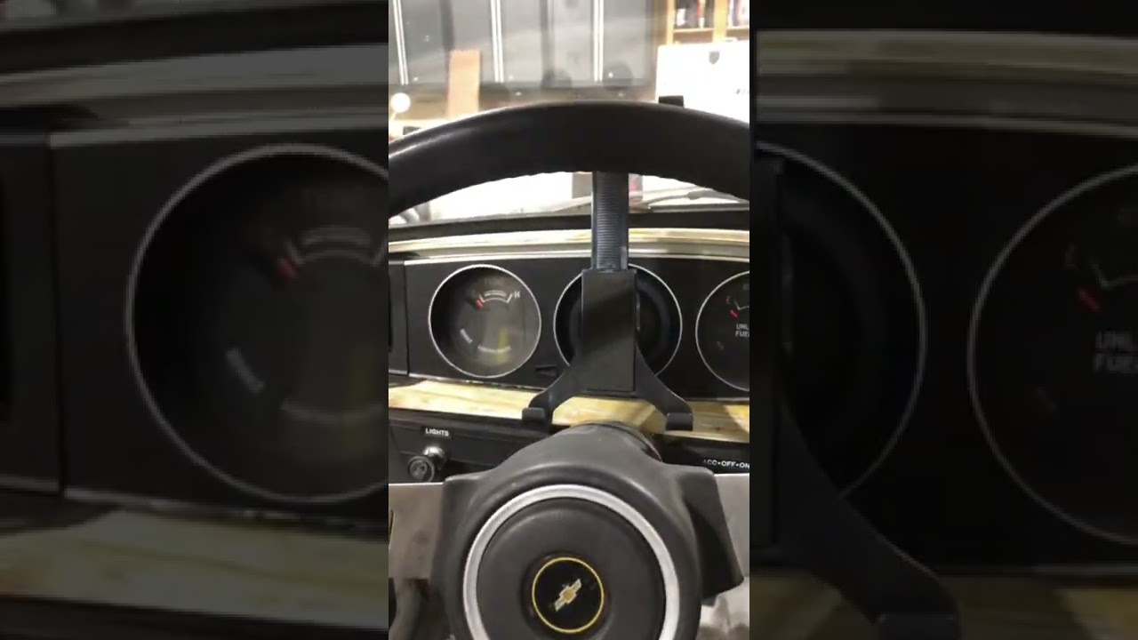 Цифровые приборы в автомобиле LUV! 1980 года выпуска.