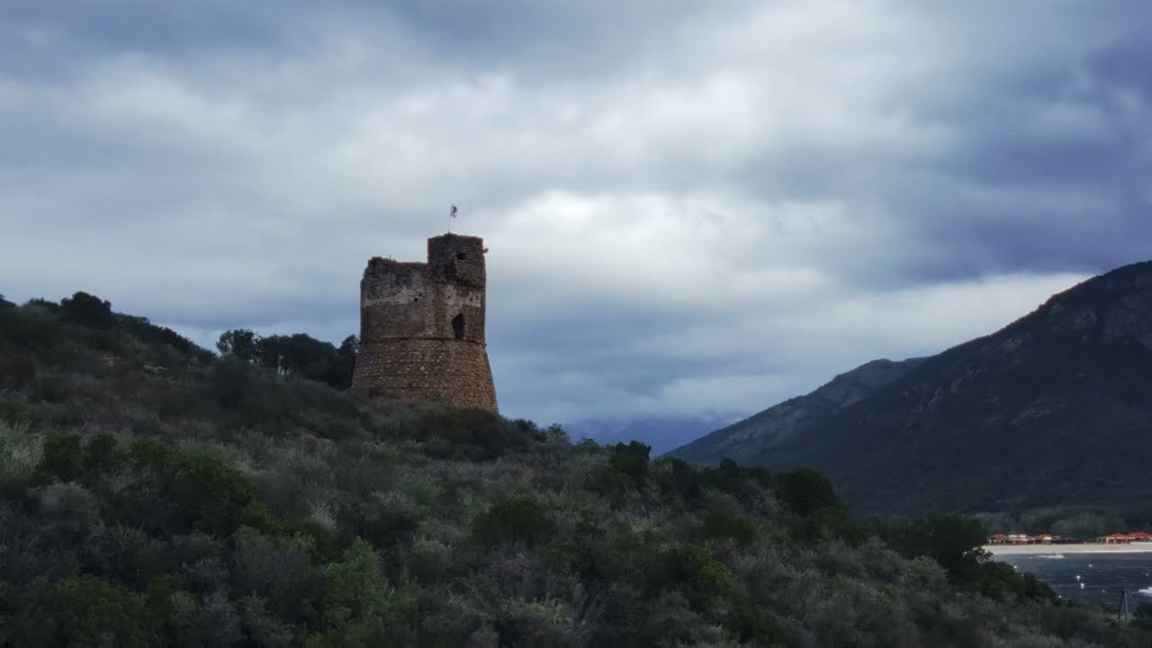 Tour de Sagone, ein historischer Genueserturm auf Korsika. Drohnenaufnahmen in 4K.