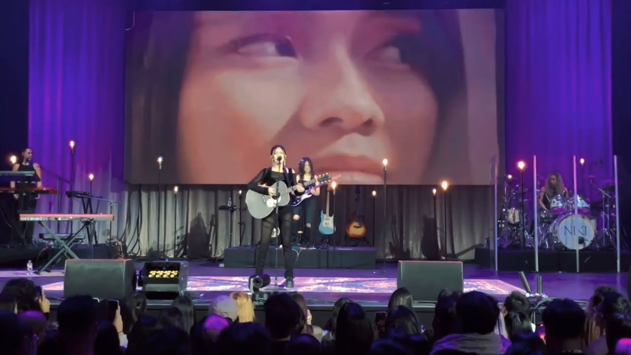 NIKI - Facebook Friends (LIVE Version)