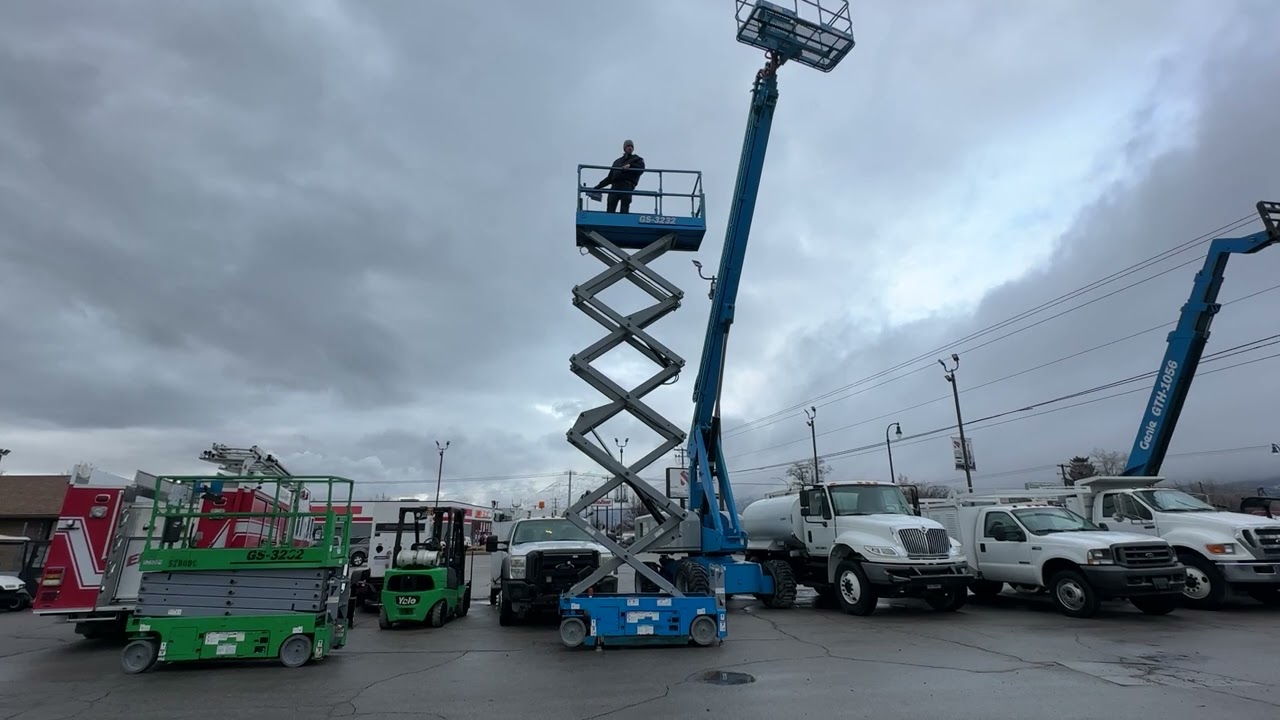 Scissor Lift 2013 Genie GS-3232 Electric 32' Platform Extendable