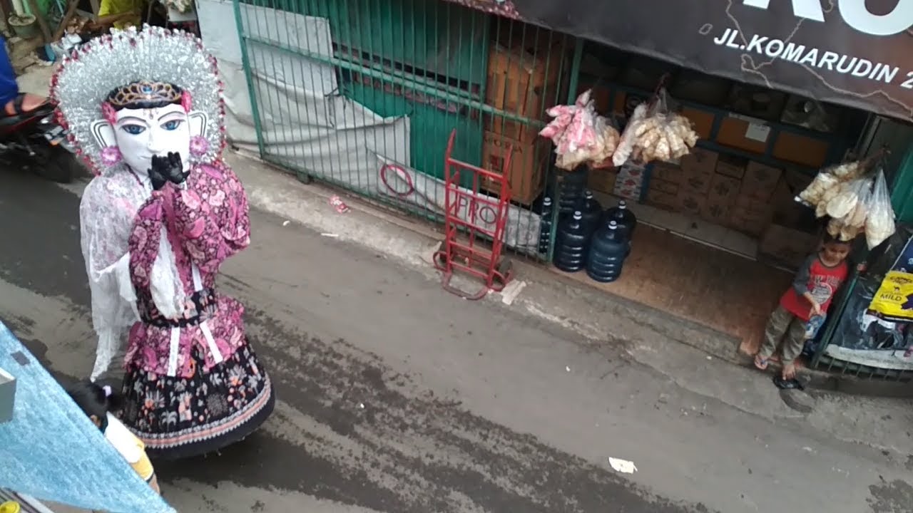 Ondel-ondel dilihat dari atas rumah