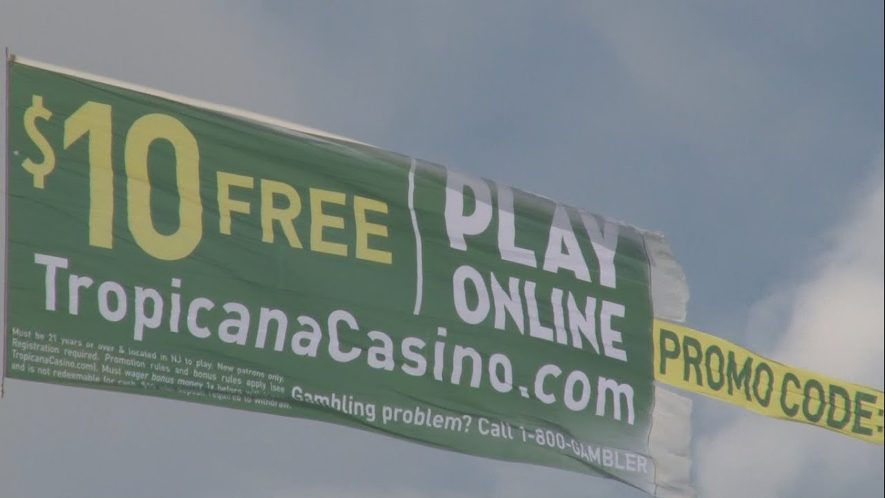 2014 Atlantic City Airshow - Tow Banner Aircraft Parade