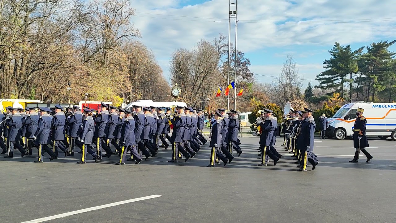 Sosirea fanfarei - Ziua națională / Arrival of the massed bands #fanfare #marchingband #parade