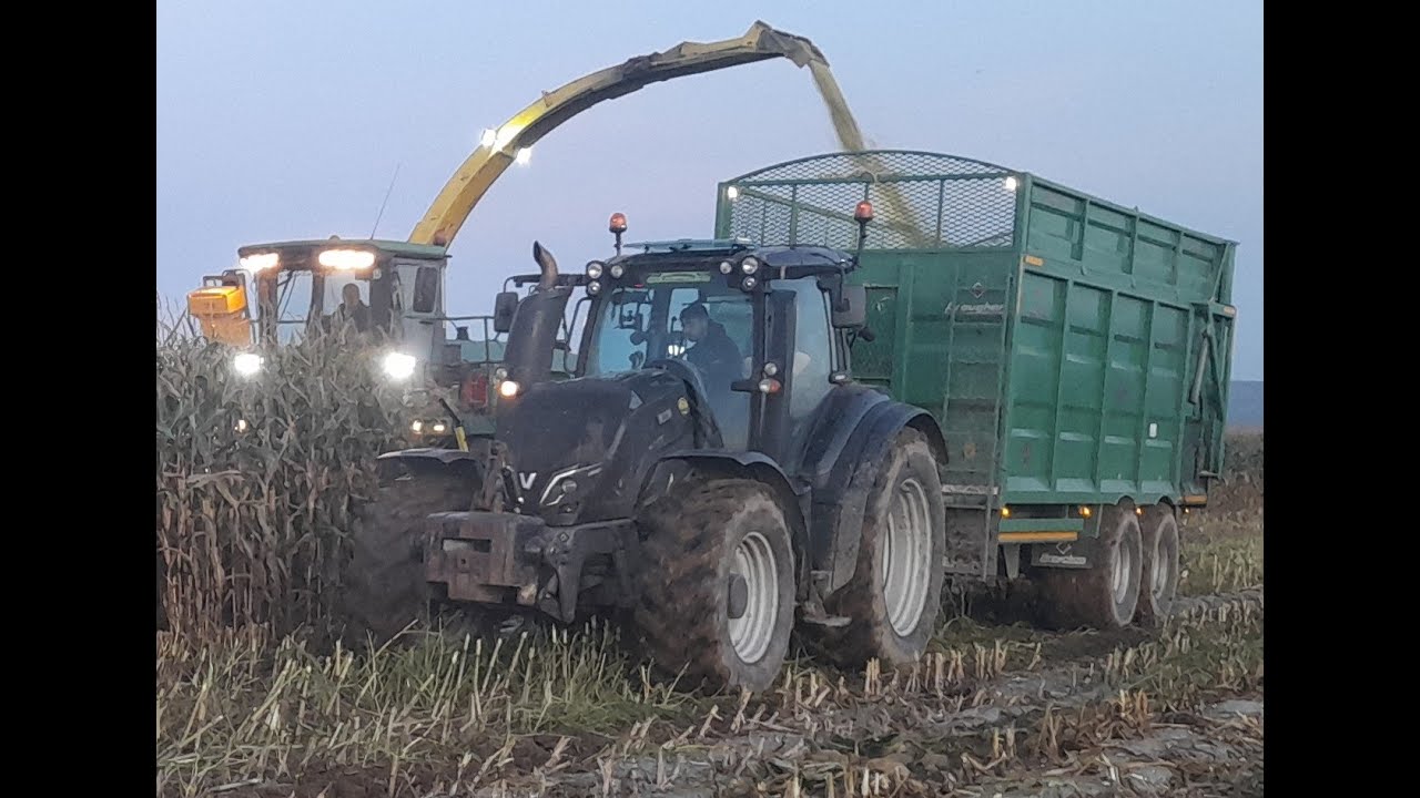 cutting maze in ballyduff co kerry Maurice Leahy with a john Deere 7700 valtra Massey Ferguson