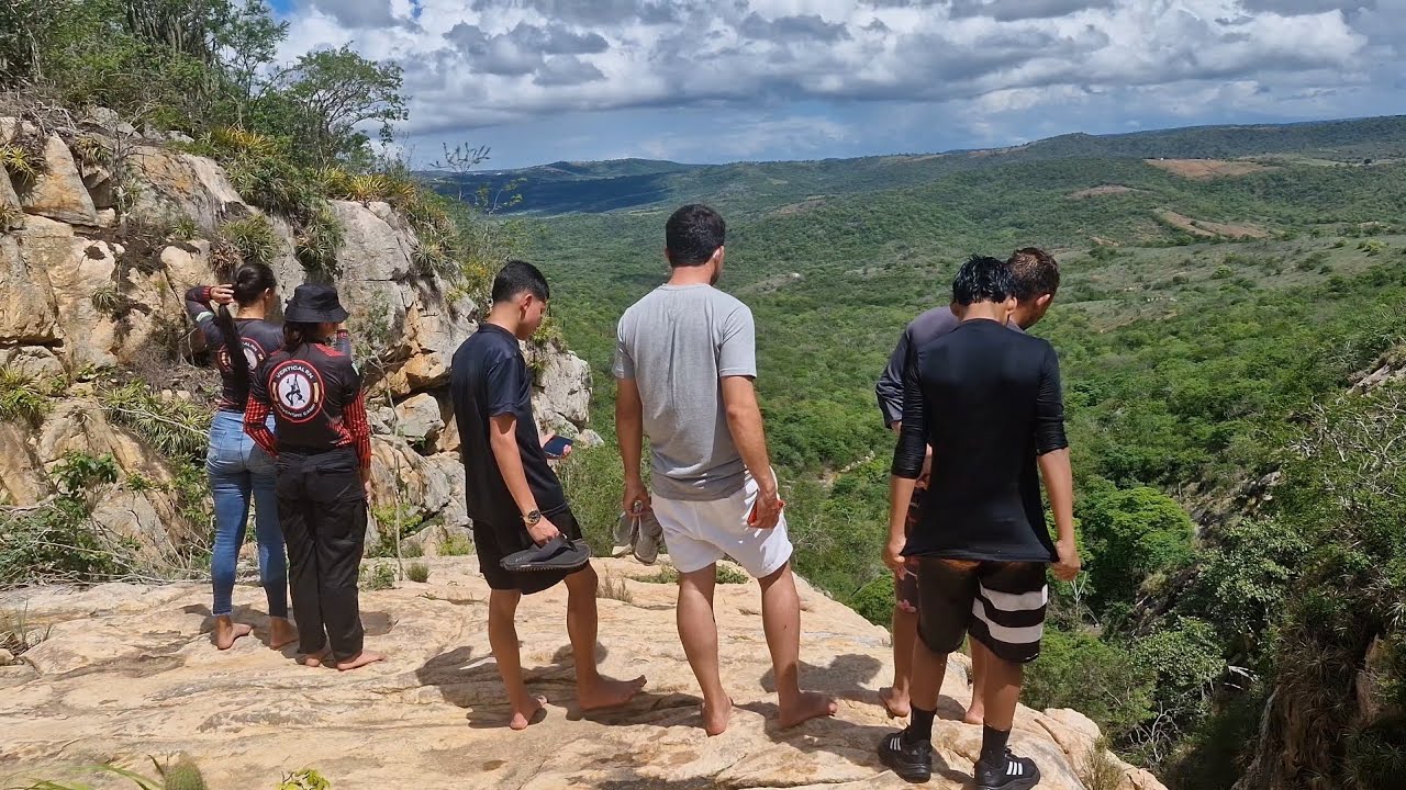 Lotado de turista pra ver a queda d’água no canion do Macapá 