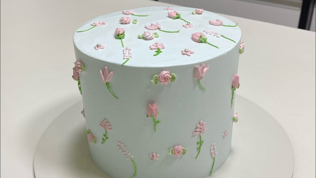 Bolo floral de chantilly