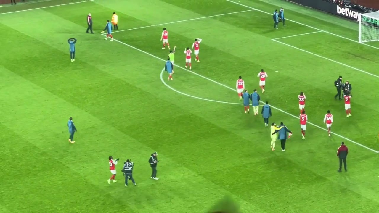 ARSENAL PLAYERS CELEBRATE WIN AGAINST SPURS