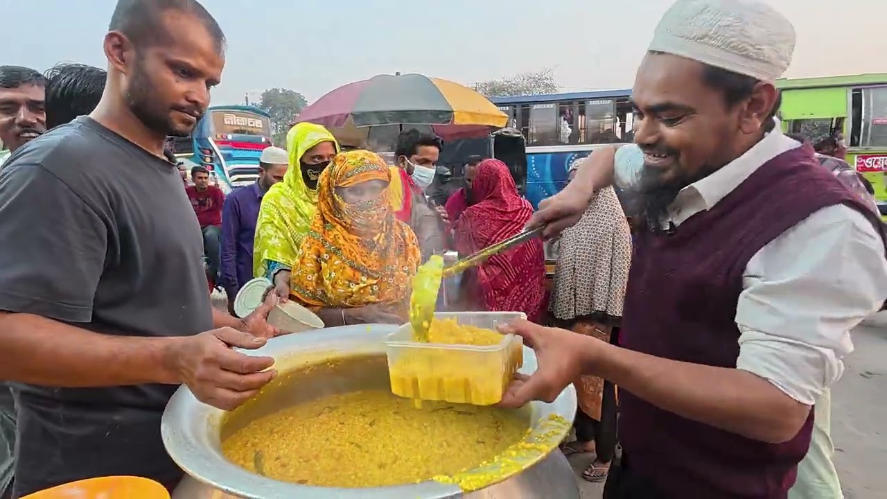 এটা কারো কাছে  ১প্লেট খিচুড়ি, কারো কাছে  ১বেলা বাঁচার আশা।    মানুষ মানুষের জন্য ❤️
