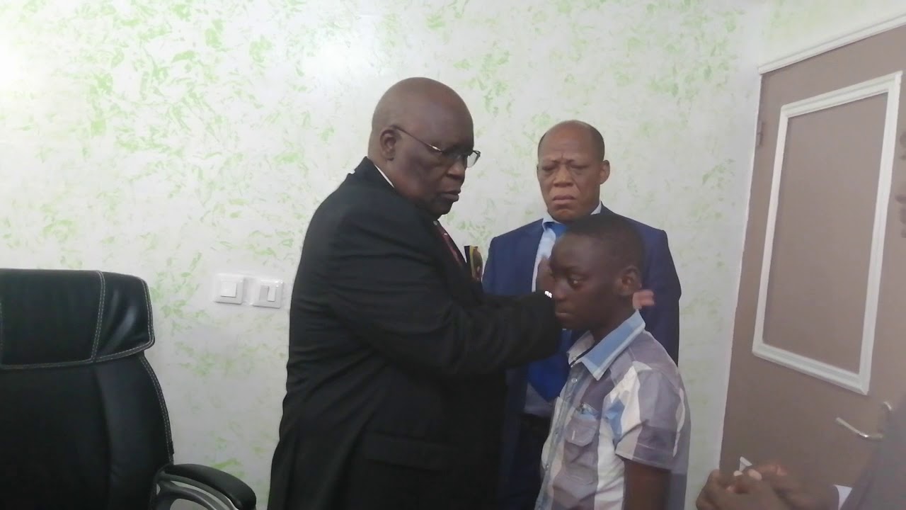 🔴Le pasteur BARUTI KASONGO a pri&eacute; pour cet enfant qui n'entendait pas maintenant il a entendu