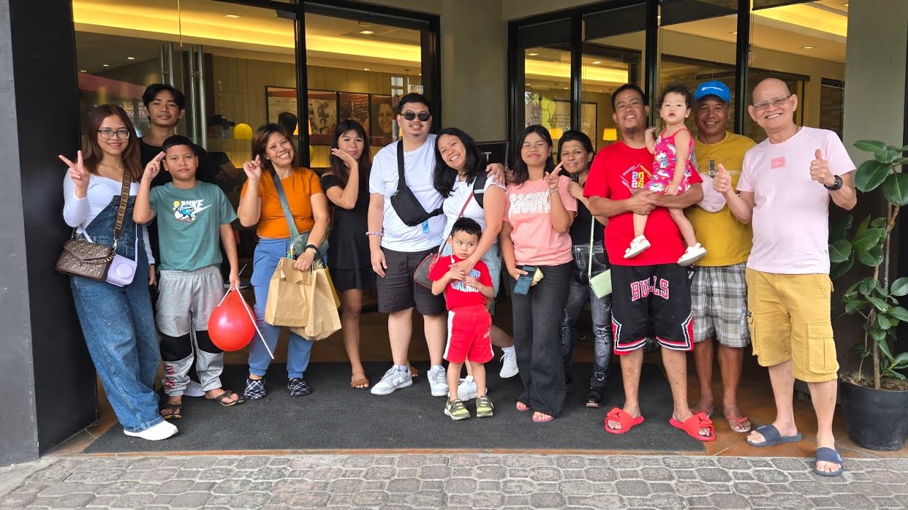 Clark & Queen give gifts to family 