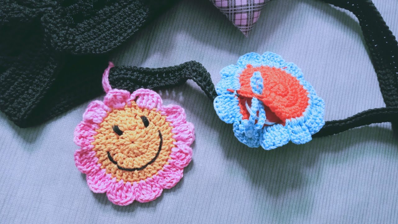 crochet keychain and bag charm | smiley flower
