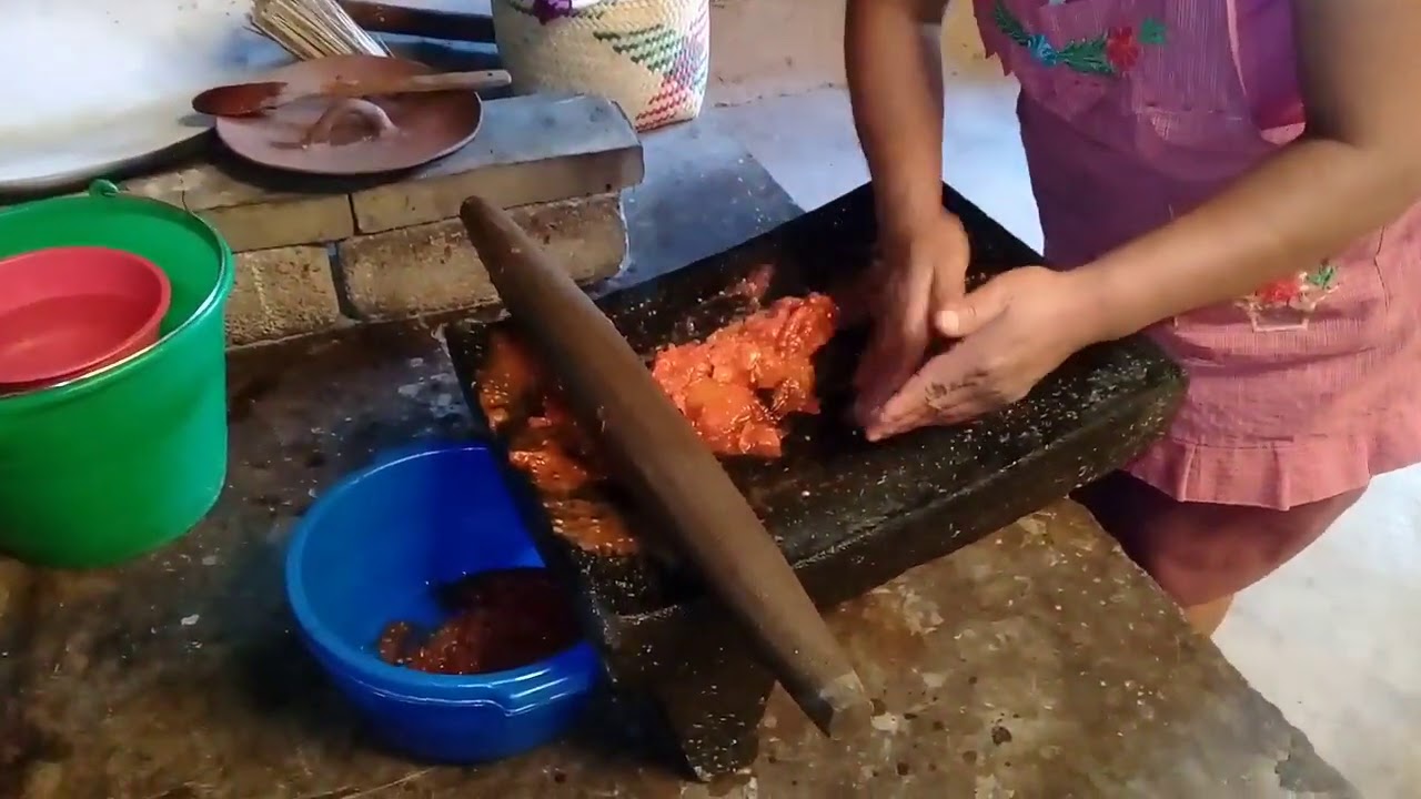 Preparando unos ricos chilaquiles con tortillas hechas a mano y unos huevos rancheros.