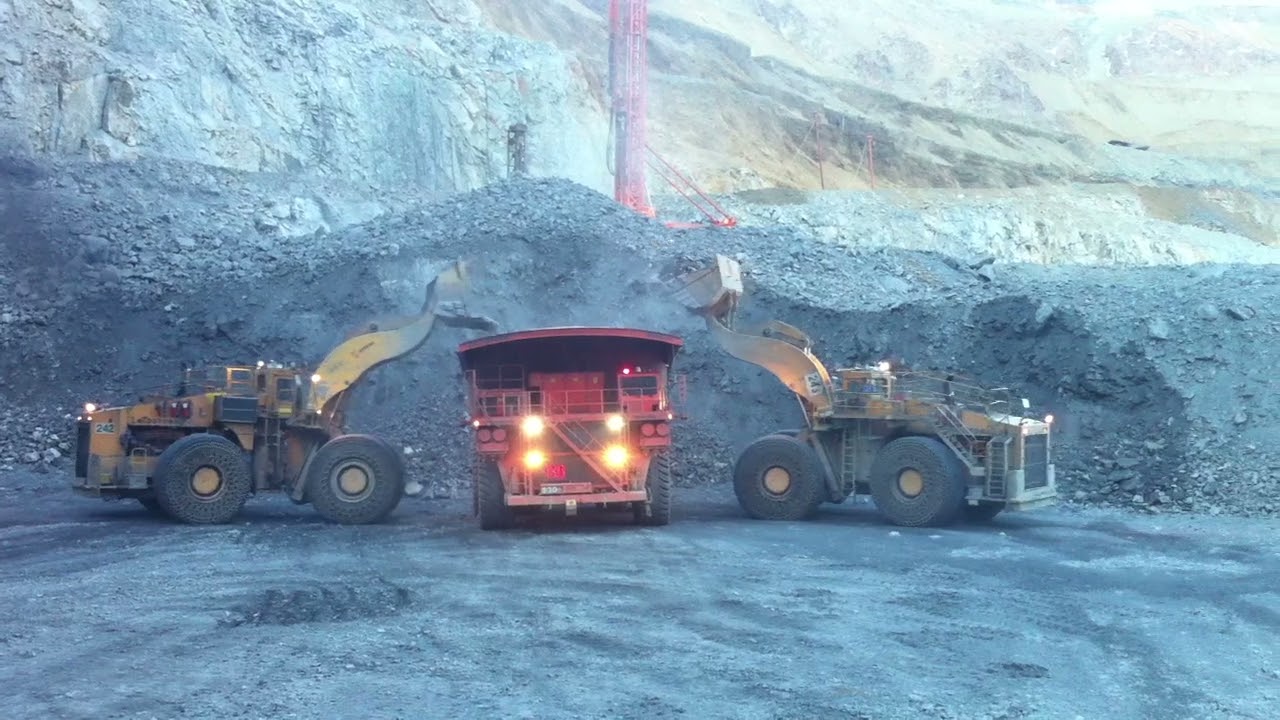 Carguío doble de Caex en mina rajo