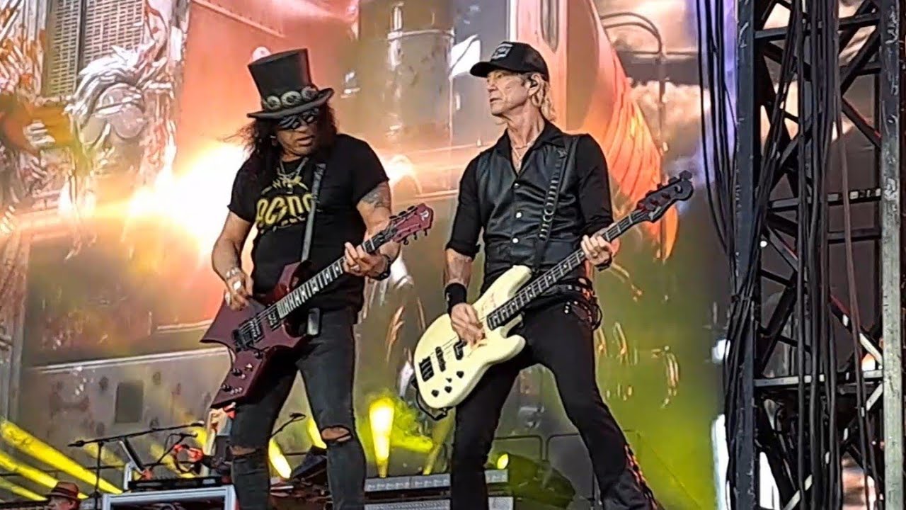Guns N' Roses (live) - Reckless Life (featuring Axl's slip) - Bellahouston Park, Glasgow 2023